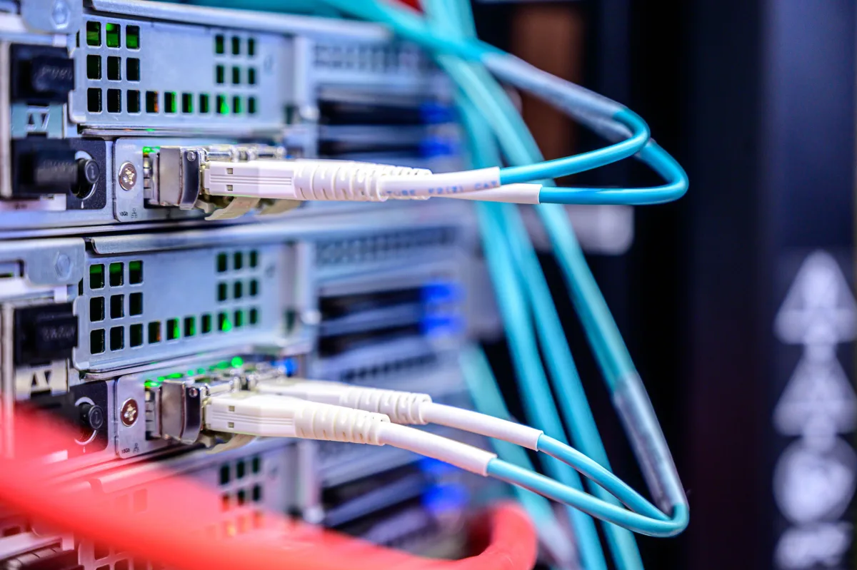 Optické pripojenie serverových uzlov — Helion stavia na rýchlej sieti a otvorených štandardoch (Foto: Pexels)