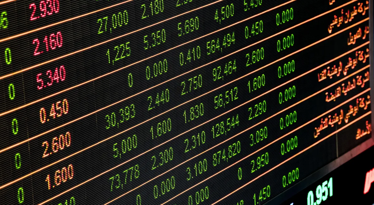 Burzový ticker — Anthropic mieri na verejný trh (Pexels)
