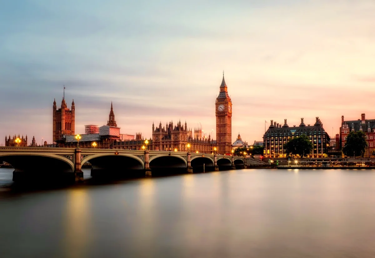 Londýnsky Westminster — britský AISI sa prvýkrát ocitol mimo predvydaného testovania modelu Anthropic (Foto: Pexels)