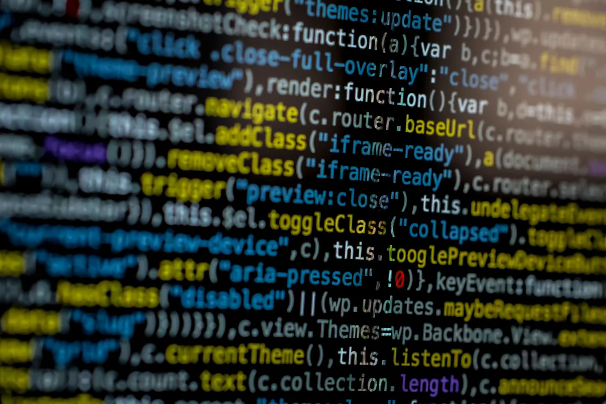 Kód na obrazovke — práca vývojára s agentnými nástrojmi (Foto: Pexels)