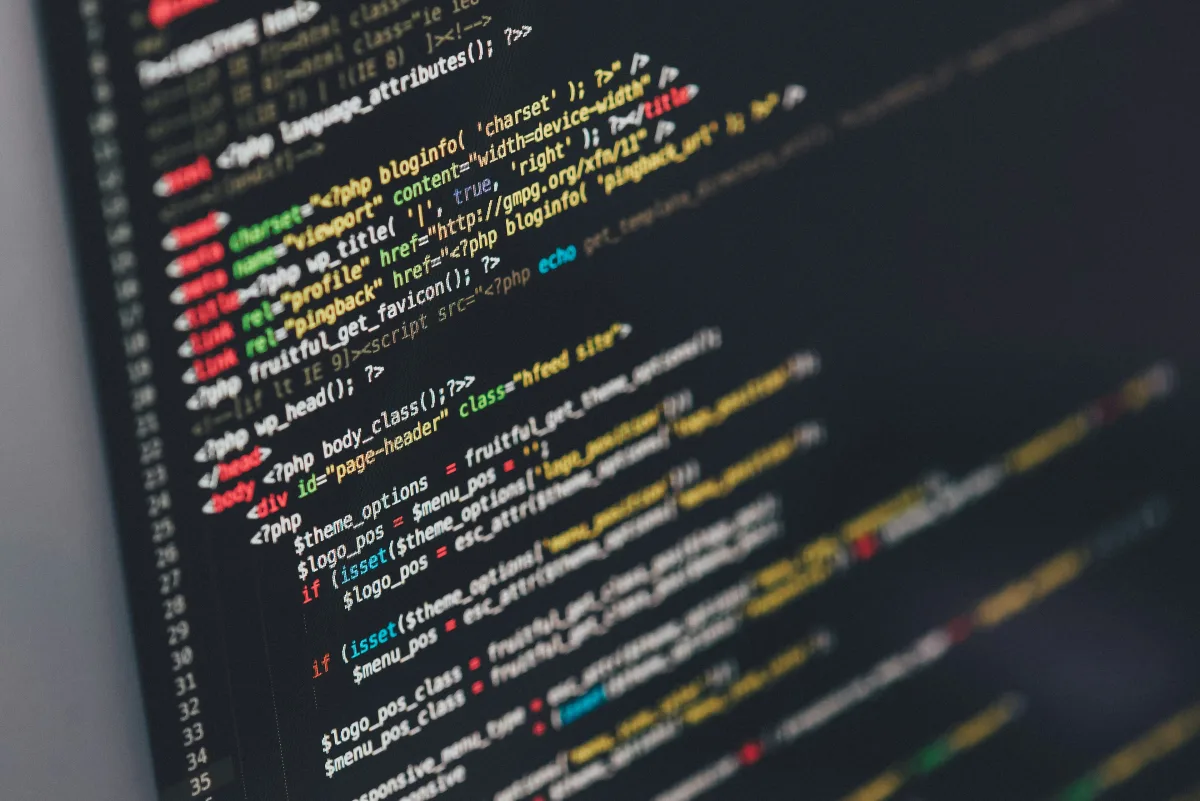 Vývojárske prostredie s kódom (Unsplash)