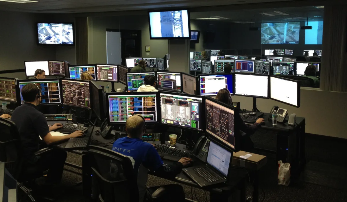 Control room s množstvom monitorov — detekcia autonómneho malware je nová výzva pre SOC (Foto: Pexels)