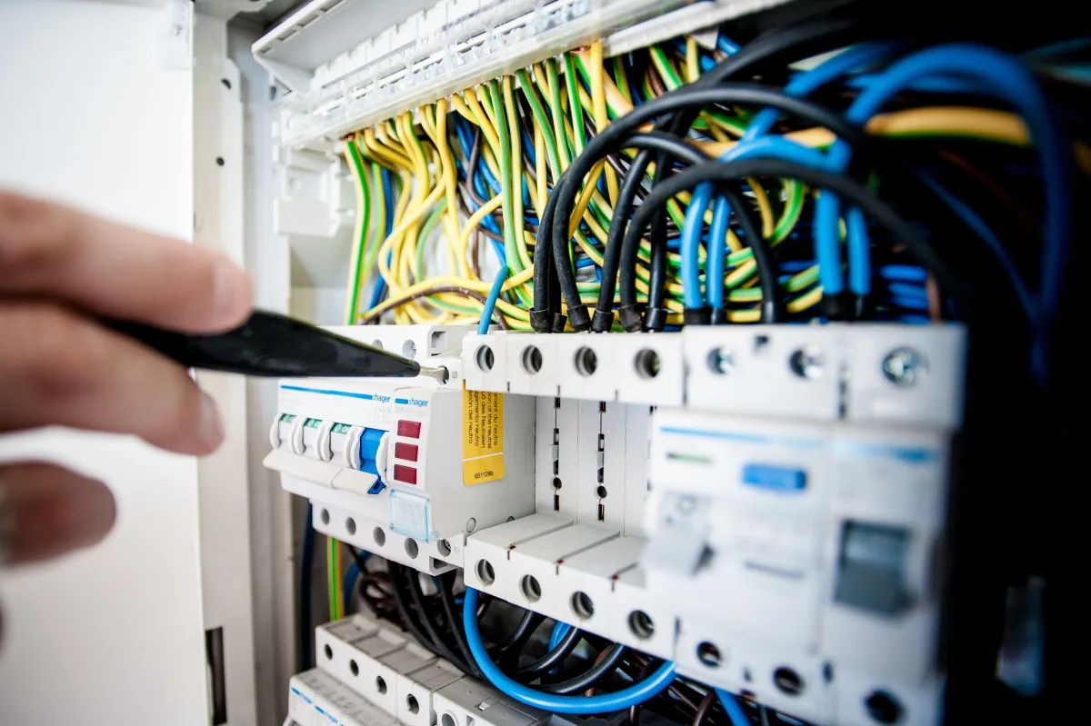 Elektroinštalačný rozvádzač s káblami — metafora infraštruktúry, kde sa bezpečnosť rozhoduje (Pexels)