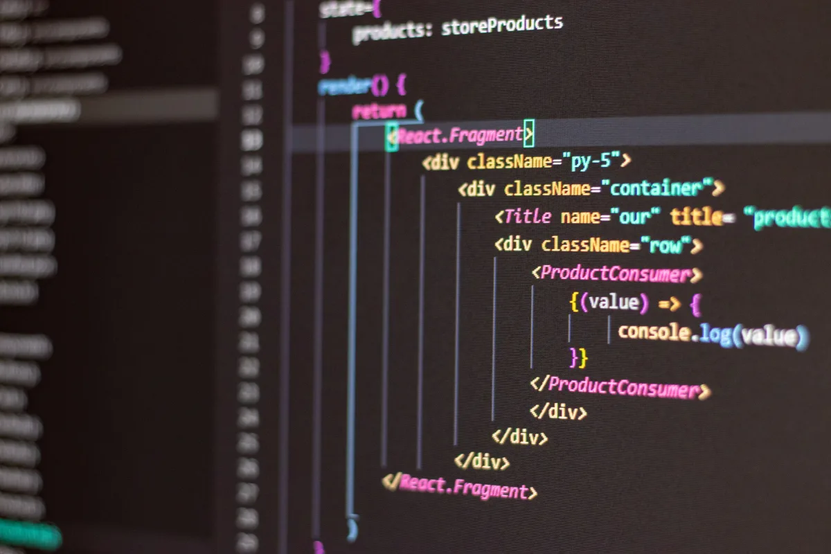 Detail zdrojového kódu na monitore (Pexels)