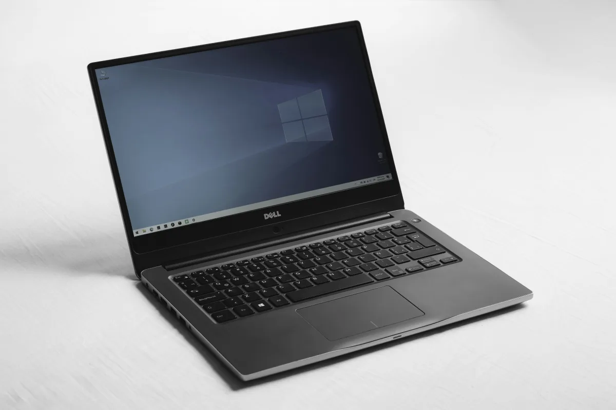 Moderný notebook na pracovnom stole. Foto: Unsplash