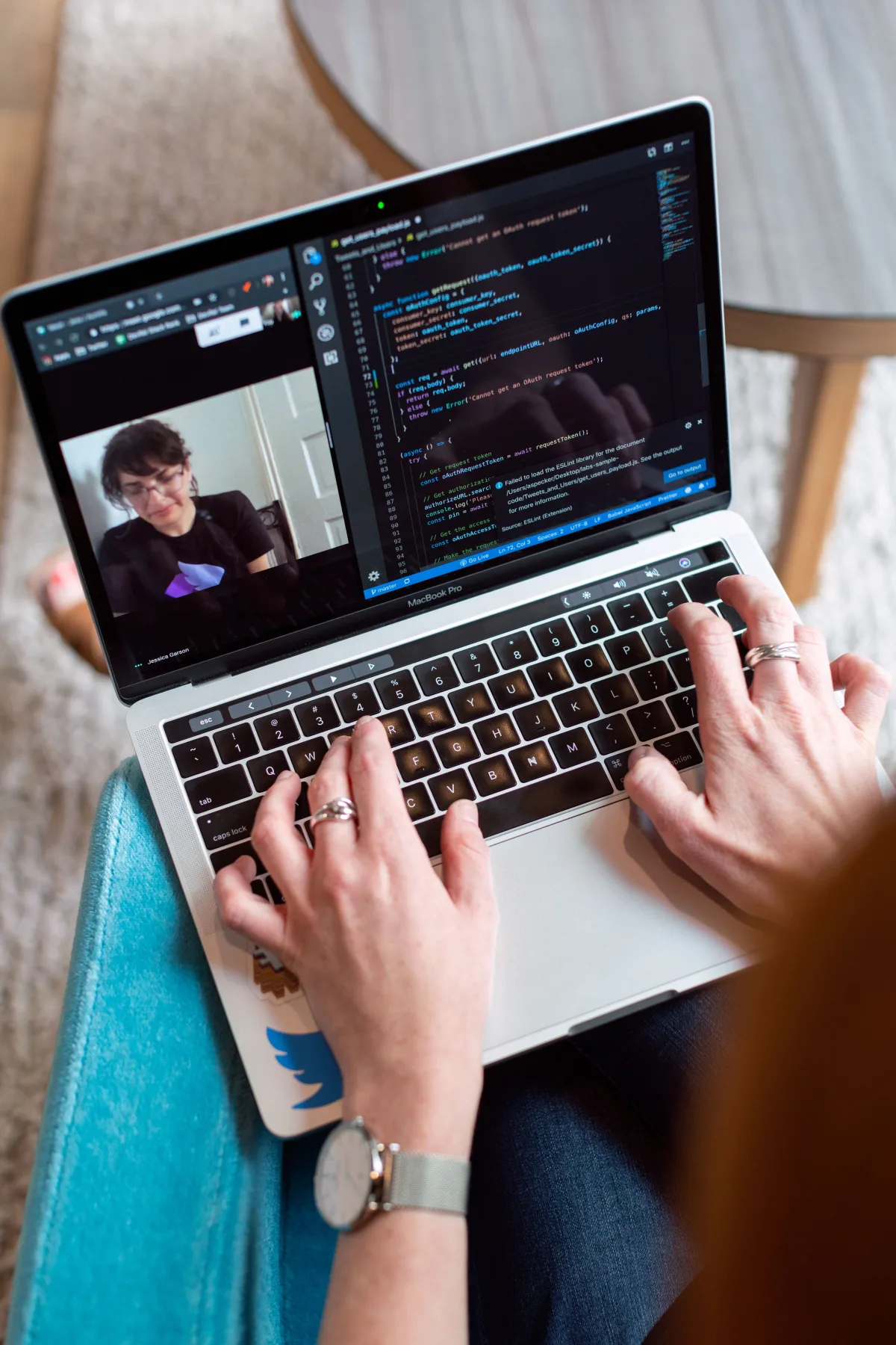 Vývojár pri práci s kódom na notebooku (Pexels)