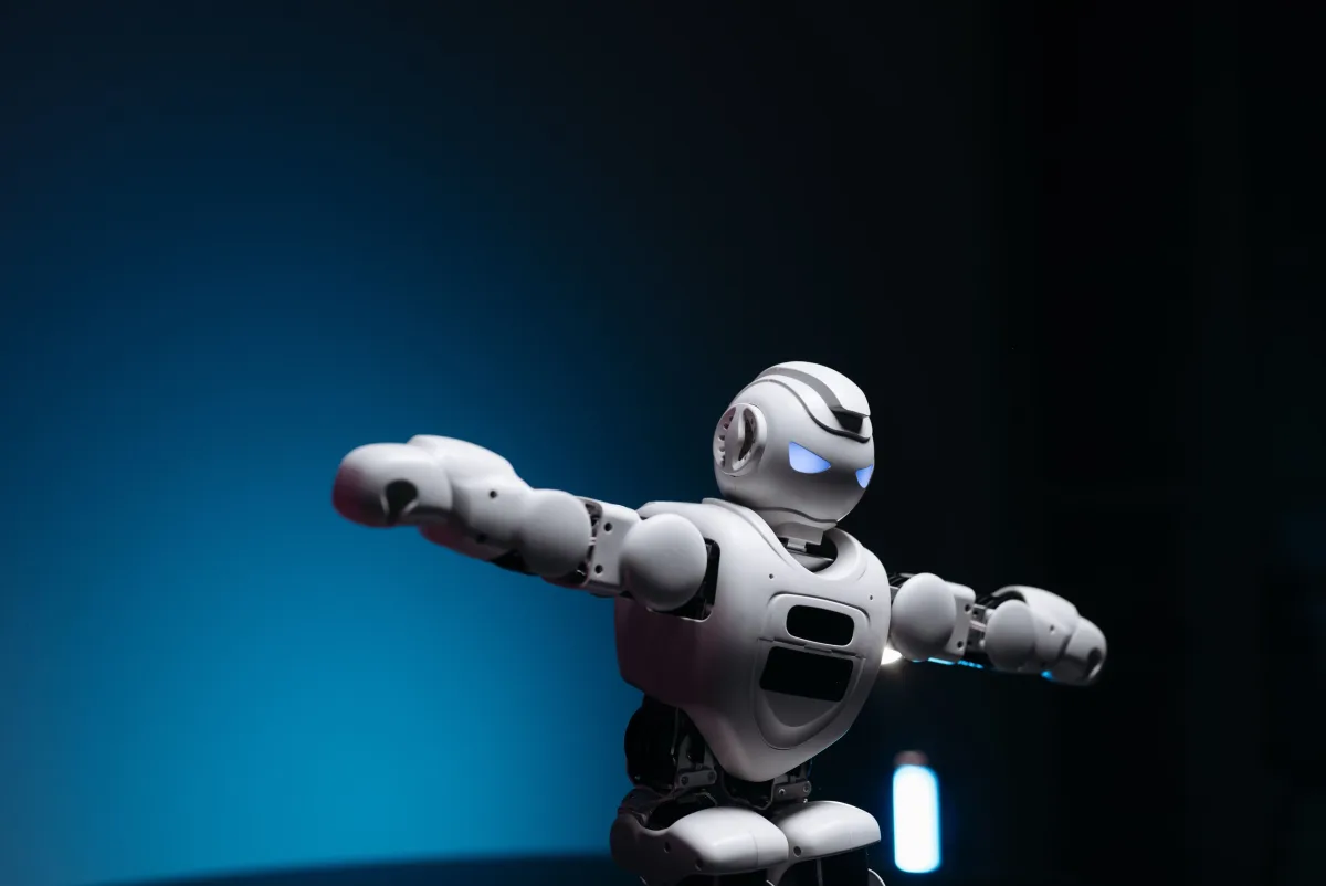 Humanoidné roboty prežili historický týždeň: Unitree na burze s +460 %, robotické hry v Pekingu a BYD v showroomoch