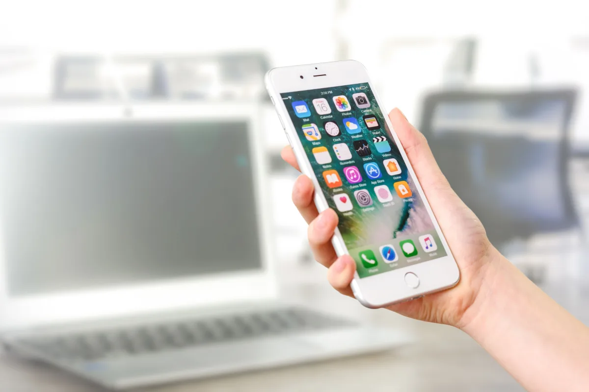 iPhone s plochou aplikácií v ruke (Pexels)