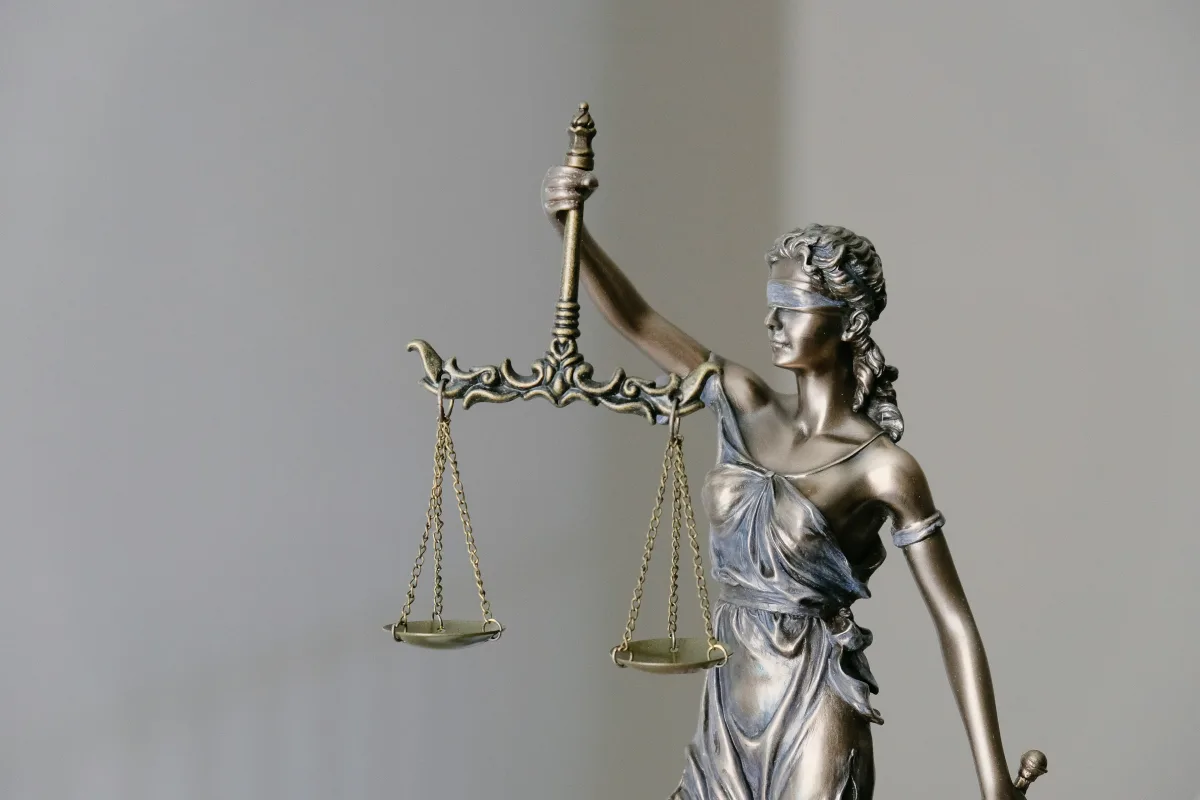 Budova s kolónami, symbol práva a regulácie. Foto: Unsplash