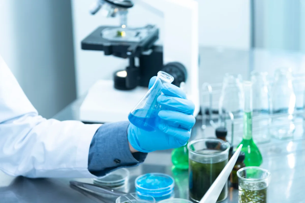 Vedecký výskum v laboratóriu — metodika komisie vychádza z dát zo 204 krajín (Foto: Pexels)