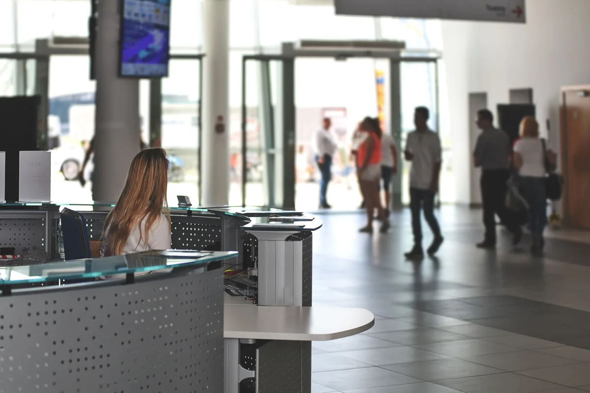Recepcia moderného kancelárskeho komplexu (Pexels)