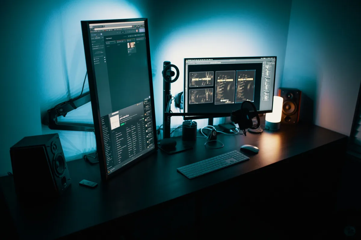 Pracovná stanica s viacerými monitormi — domáce AI laboratórium (Pexels)