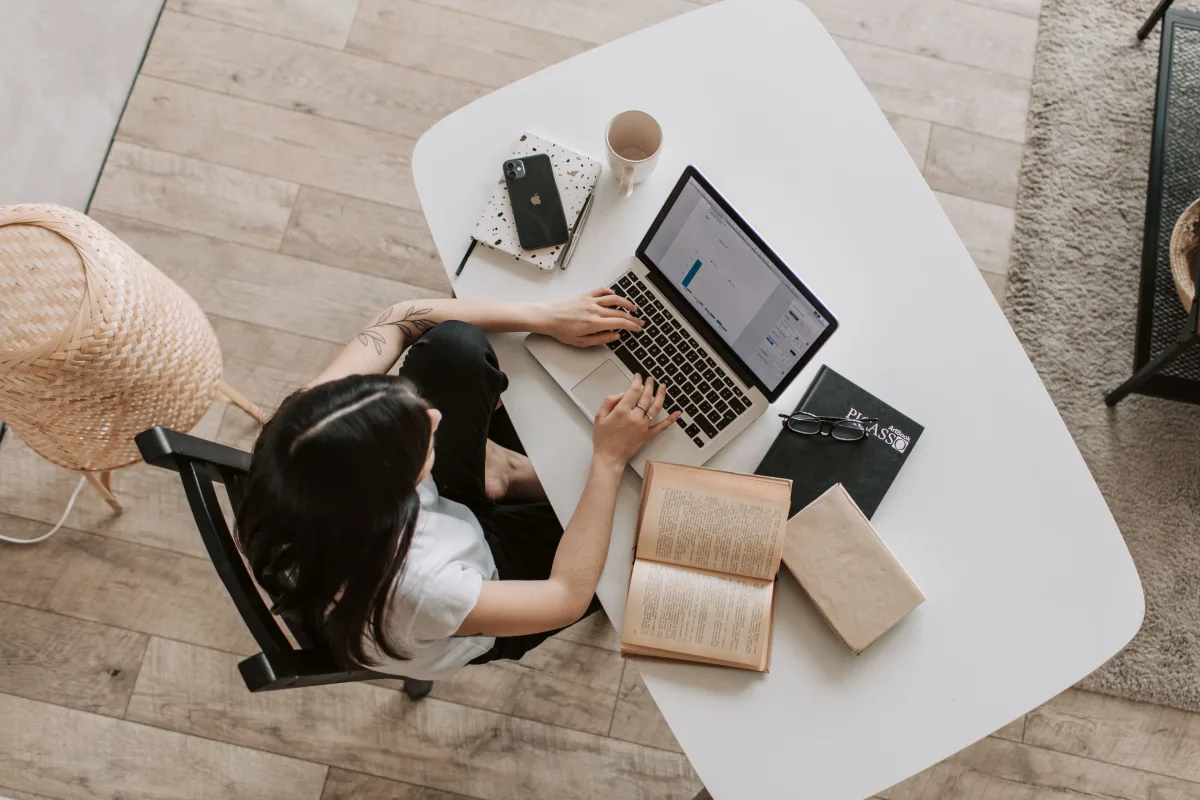 Práca na notebooku — open-weight model si viete nasadiť aj mimo cloudu (Pexels)