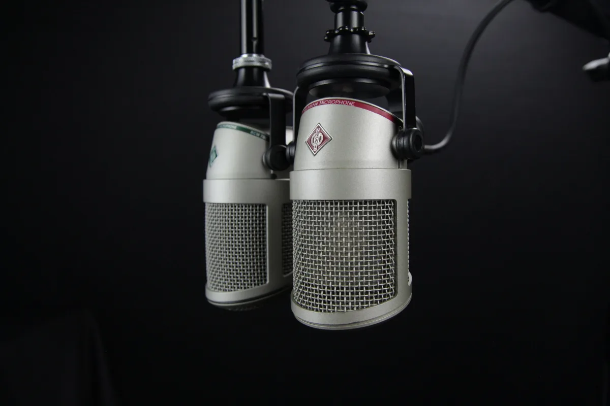 Nemotron 3.5 Transcribe: Nvidia uvoľnila otvorený model, ktorý prepíše hodinu nahrávky, označí rečníkov a preloží — jedným promptom