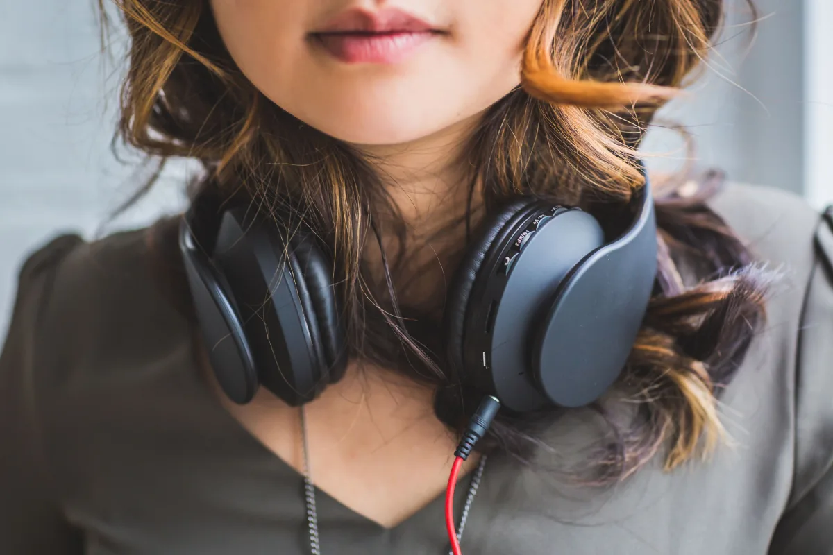 Slúchadlá — symbol práce so zvukom (Pexels)