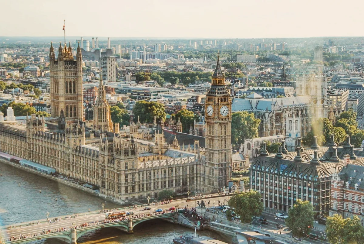 OpenAI a Anthropic v britskom parlamente: regulujte nás. Google a Meta sú proti — prielom v debate o pravidlách AI