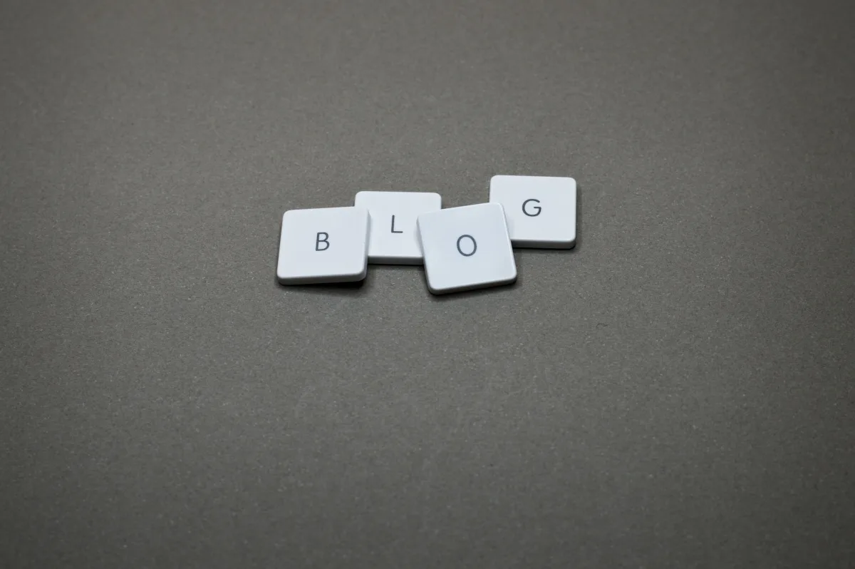 Klávesy s nápisom blog — symbol publikovania na webe (Pexels)