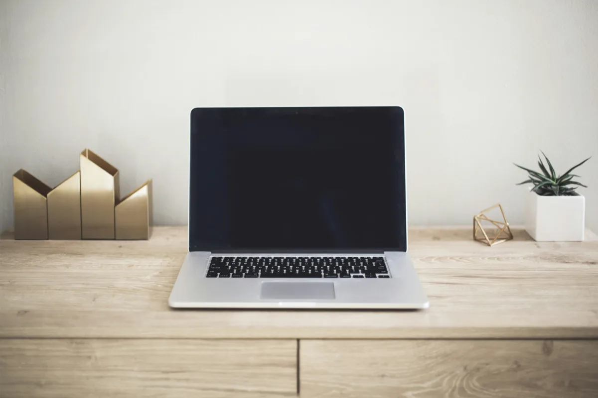 MacBook na pracovnom stole (Unsplash)