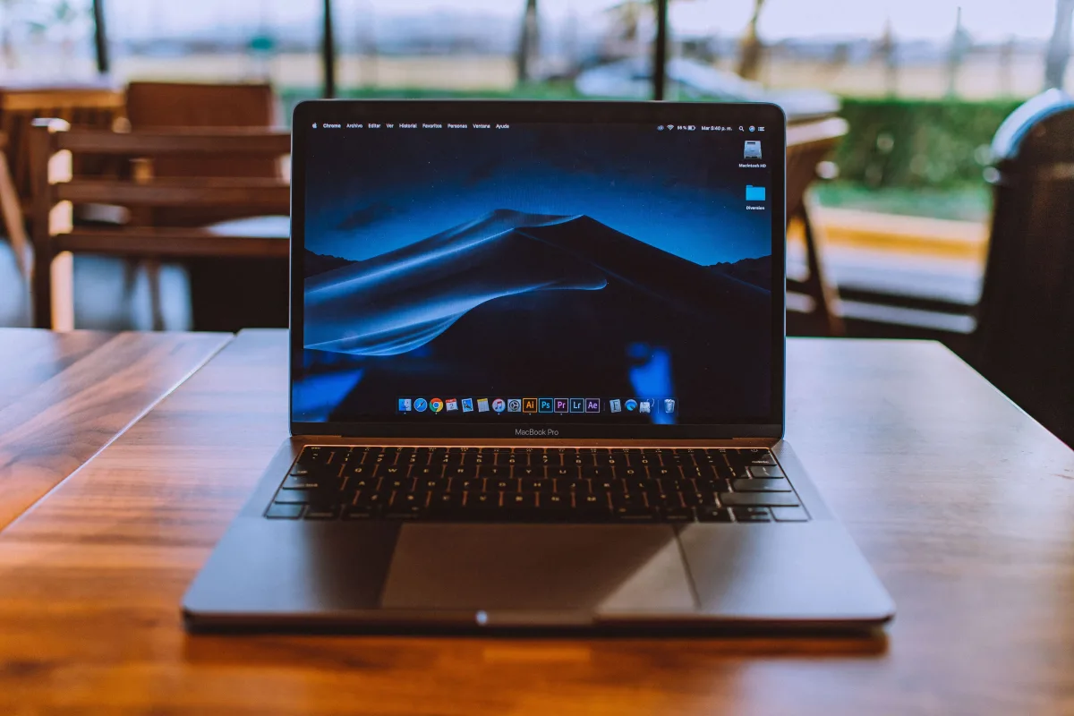 Vývojárske prostredie — 0.6B model zvládne dotazy aj na edge zariadeniach (Foto: Pexels)