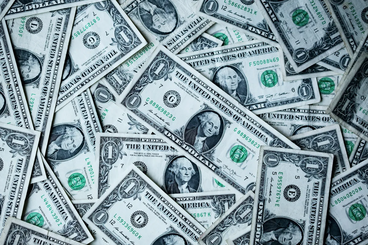 Ilustračná fotografia: financie a prepočty (Unsplash)