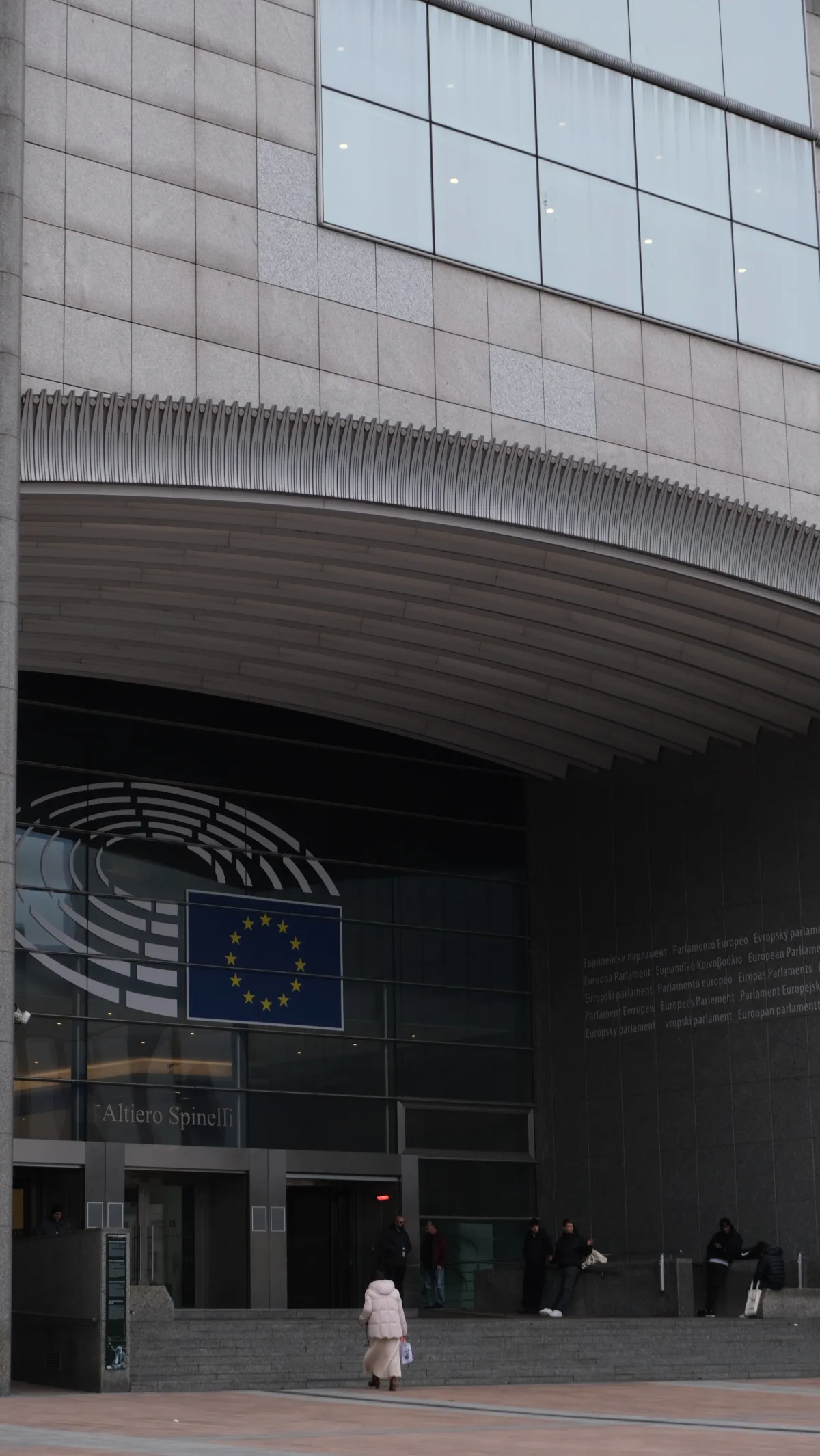Vstup do budovy Európskeho parlamentu v Bruseli (Pexels)