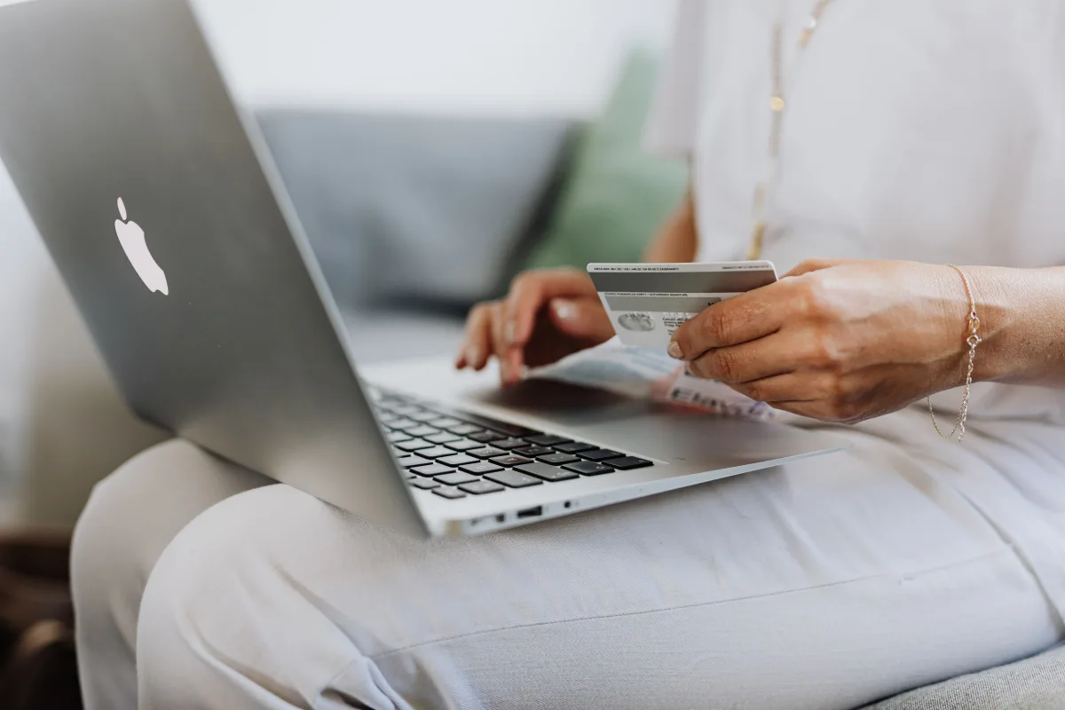 Online nákup s platobnou kartou a notebookom (Pexels)